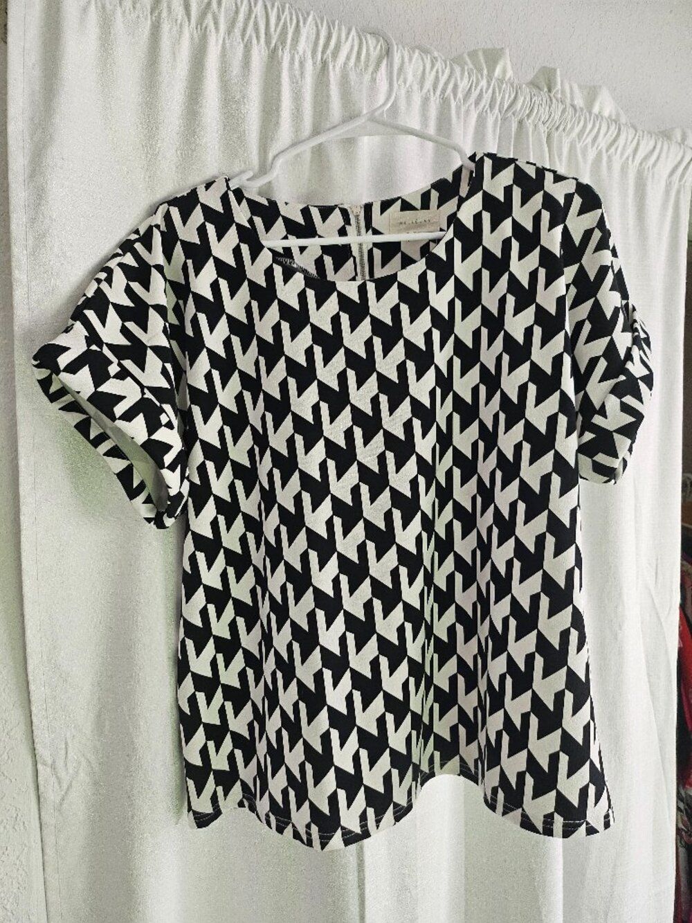 Short sleeved houndstooth shirt medium